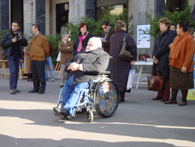 The journalist Franco Bomprezzi attending the welcome speeches for the Bus