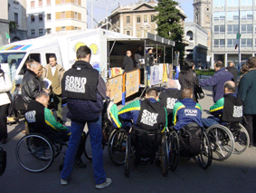 The bus in Varese and people on wheel chair with a T-short on which it is written "Sono senza paragoni"