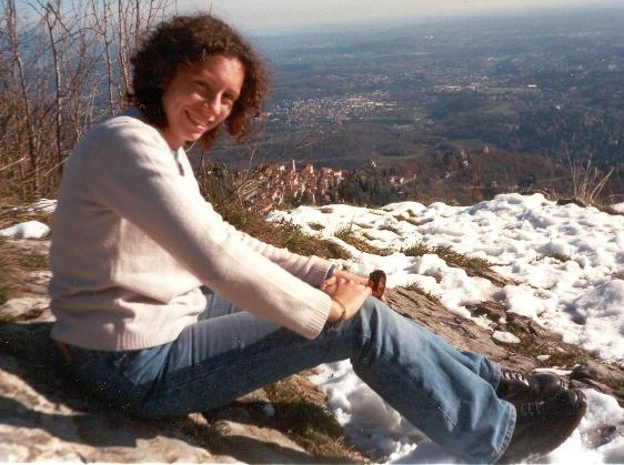 foto di Serena su una collina con neve