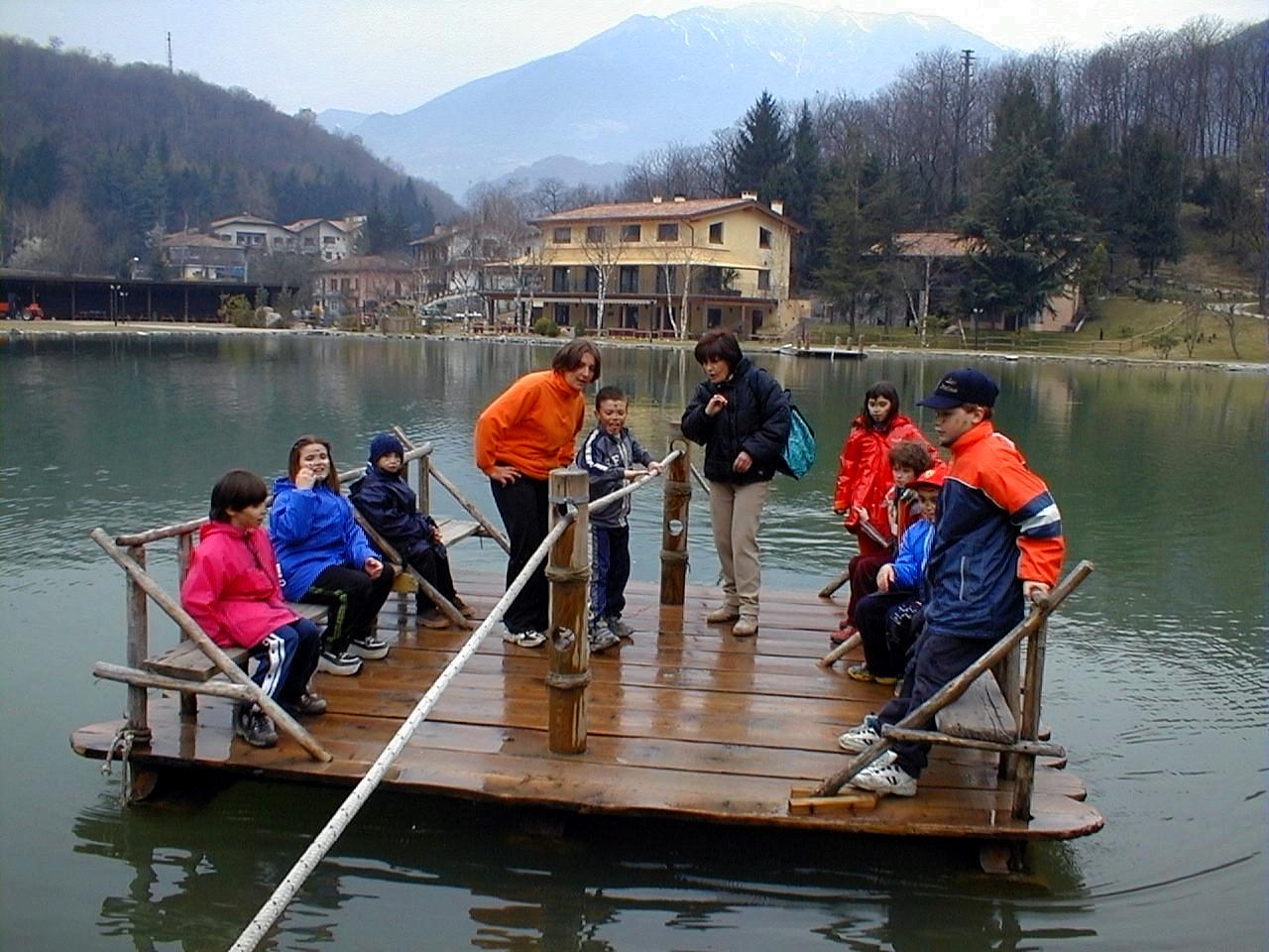 foto della classe su una chiatta sul Lago Maggiore