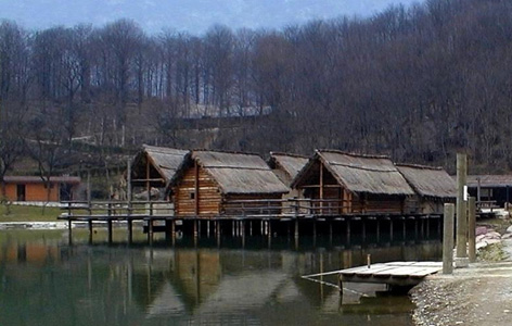 foto di case-palafitte sul Lago Maggiore