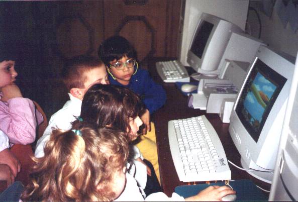 foto di alcuni alunni in classe che guardano lo schermo di un computer